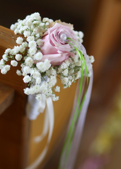 Kirchenbänke Blumenschmuck